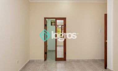 CASA EN ALQUILER CON COCHERA - TRES CERRITOS