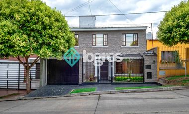 CASA EN ALQUILER CON COCHERA - TRES CERRITOS