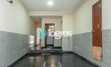 CASA EN ALQUILER CON COCHERA - TRES CERRITOS