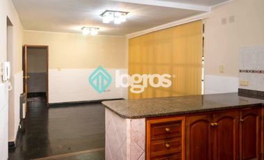 CASA EN ALQUILER CON COCHERA - TRES CERRITOS