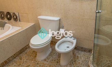 CASA EN ALQUILER CON COCHERA - TRES CERRITOS