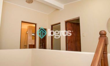 CASA EN ALQUILER CON COCHERA - TRES CERRITOS