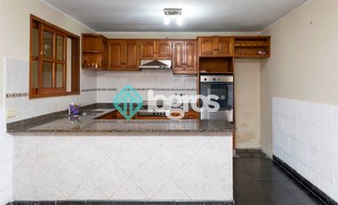 CASA EN ALQUILER CON COCHERA - TRES CERRITOS