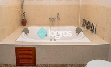 CASA EN ALQUILER CON COCHERA - TRES CERRITOS