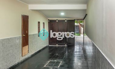 CASA EN ALQUILER CON COCHERA - TRES CERRITOS