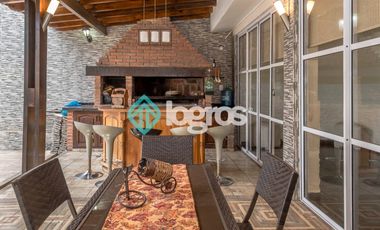 CASA EN ALQUILER CON COCHERA - TRES CERRITOS