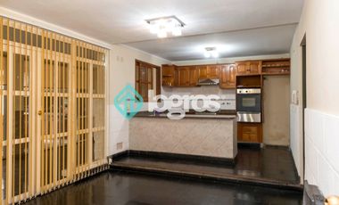 CASA EN ALQUILER CON COCHERA - TRES CERRITOS