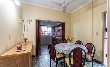 Casa con Jardin y cochera en Villa Lugano