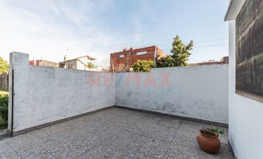 Casa con Jardin y cochera en Villa Lugano