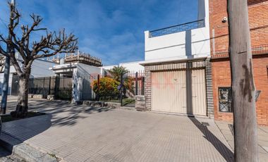 Casa con Jardin y cochera en Villa Lugano