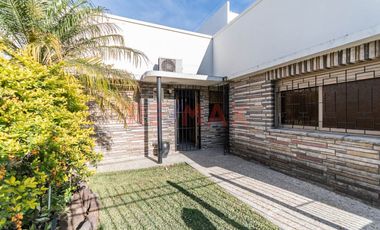 Casa con Jardin y cochera en Villa Lugano