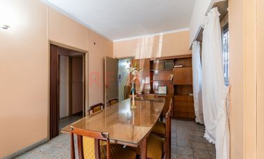 Casa con Jardin y cochera en Villa Lugano