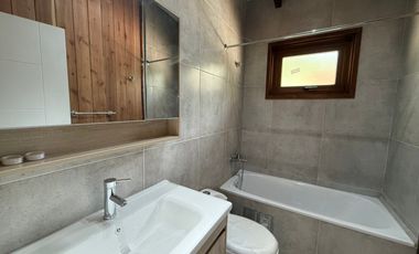 Casa en arriendo c/ estacionamiento en Molco