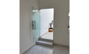 SE RENTA CONSULTORIO EN PRIMER PISO EN EL CENTRO