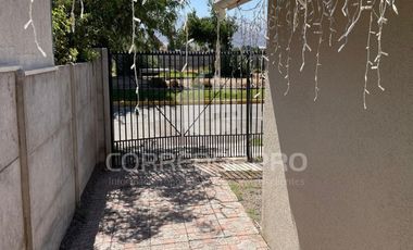 CASA DE 1 PISO CON 3D + 2B, PATIO Y ESTACIONAMIENTO.