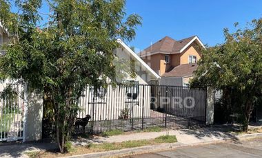 CASA DE 1 PISO CON 3D + 2B, PATIO Y ESTACIONAMIENTO.