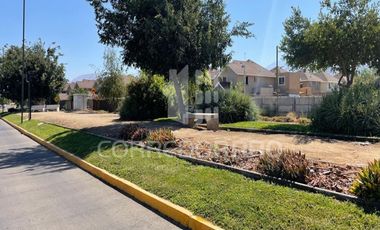 CASA DE 1 PISO CON 3D + 2B, PATIO Y ESTACIONAMIENTO.