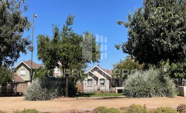 CASA DE 1 PISO CON 3D + 2B, PATIO Y ESTACIONAMIENTO.