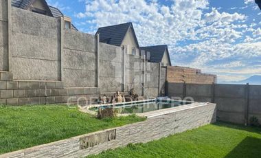 CASA DE 2 PISOS CON 4D + 3B + PATIO, TERRAZA, PISCINA