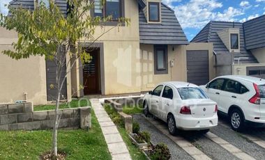 CASA DE 2 PISOS CON 4D + 3B + PATIO, TERRAZA, PISCINA