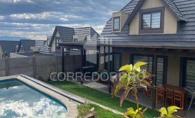 CASA DE 2 PISOS CON 4D + 3B + PATIO, TERRAZA, PISCINA