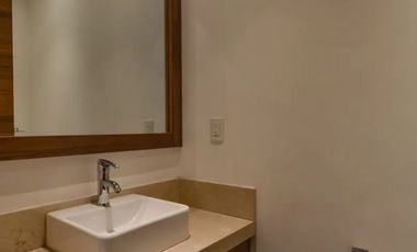 Se vende moderna casa en Lomas Country Club
