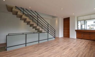Se vende moderna casa en Lomas Country Club