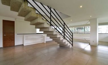 Se vende moderna casa en Lomas Country Club