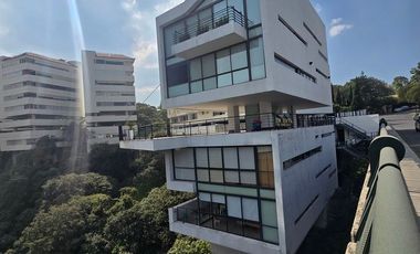 Se vende moderna casa en Lomas Country Club