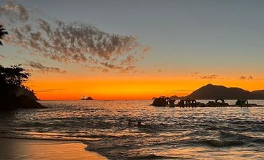 HERMOSO DEPARTAMENTO DE LUJO... AMUEBLADO, FRENTE A PLAYA EN RENTA