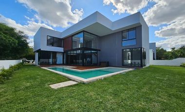 CASA EN VENTA EN YUCATAN COUNTRY CLUB, MERIDA ESTRENA LUJOS Y COMODIDADES.