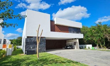 CASA EN VENTA EN YUCATAN COUNTRY CLUB, MERIDA ESTRENA LUJOS Y COMODIDADES.