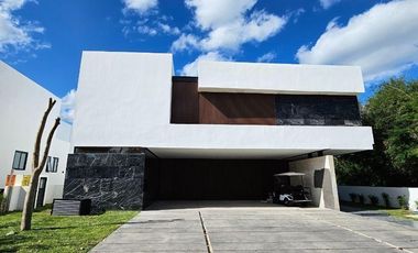 CASA EN VENTA EN YUCATAN COUNTRY CLUB, MERIDA ESTRENA LUJOS Y COMODIDADES.