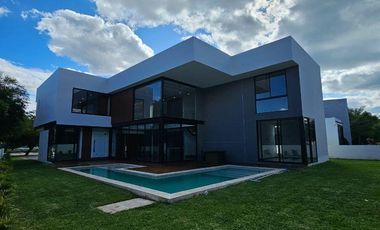 CASA EN VENTA EN YUCATAN COUNTRY CLUB, MERIDA ESTRENA LUJOS Y COMODIDADES.