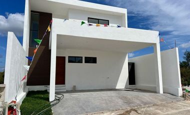 CASA EN VENTA EN ESQUINA CON 4 HABITACIONES Y ALBERCA, ZENDERA RESIDENCIAL