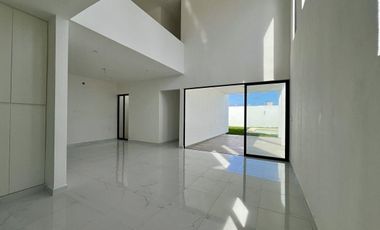 CASA EN VENTA EN ESQUINA CON 4 HABITACIONES Y ALBERCA, ZENDERA RESIDENCIAL