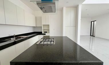 CASA EN VENTA EN ESQUINA CON 4 HABITACIONES Y ALBERCA, ZENDERA RESIDENCIAL