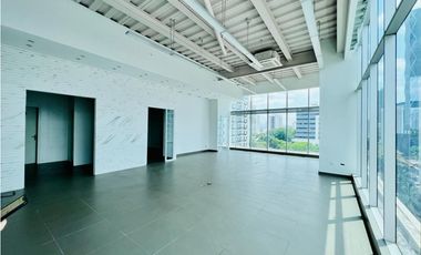 OFICINA GRANDE EN CALLE 50 MARBELLA 155MT CON DIVISIONES