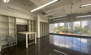 OFICINA GRANDE EN CALLE 50 MARBELLA 155MT CON DIVISIONES