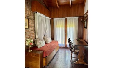 Chalet De Estilo Tres Ambientes Con Dependencia