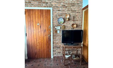 Chalet De Estilo Tres Ambientes Con Dependencia