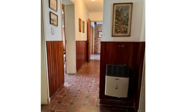 Chalet De Estilo Tres Ambientes Con Dependencia