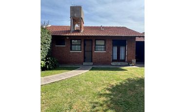 Chalet De Estilo Tres Ambientes Con Dependencia