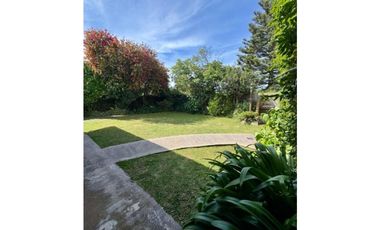 Chalet De Estilo Tres Ambientes Con Dependencia