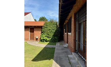 Chalet De Estilo Tres Ambientes Con Dependencia