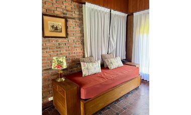 Chalet De Estilo Tres Ambientes Con Dependencia