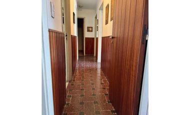 Chalet De Estilo Tres Ambientes Con Dependencia