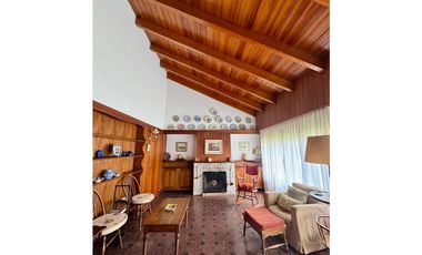 Chalet De Estilo Tres Ambientes Con Dependencia