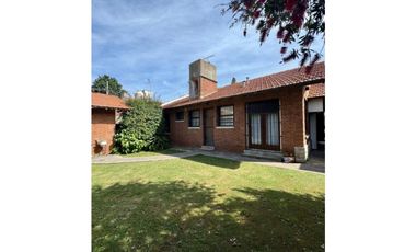 Chalet De Estilo Tres Ambientes Con Dependencia