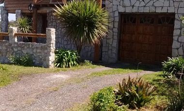 Casa en alquiler temporario - 3 Dormitorios 2 Baños - Cochera - Chapadmalal